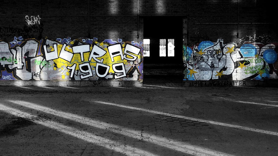 Fassade und Mauer in Rochlitz mit Hakenkreuz beschmiert