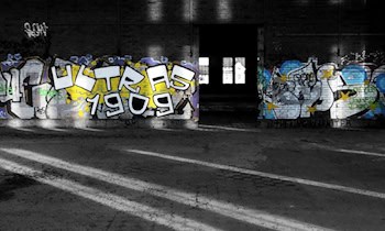 Fassade und Mauer in Rochlitz mit Hakenkreuz beschmiert