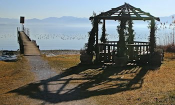 Gartenlaube durch heiße Asche in Brand geraten