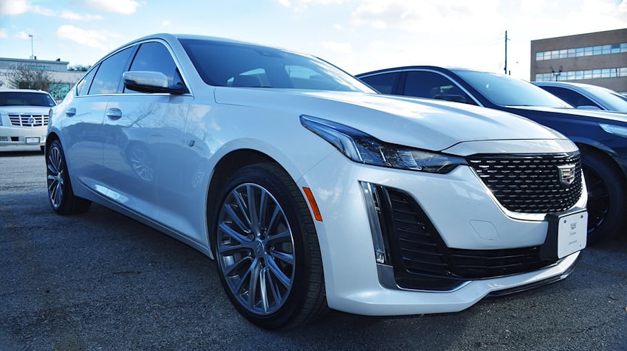 Geparkter Toyota Land Cruiser bei Fahrerflucht beschädigt