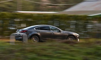 Mazda in Dresden mit goldener Farbe besprüht