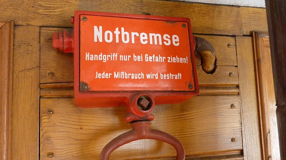 Notbremsung nach Begegnung mit unbekanntem Pkw in Halsbrücke