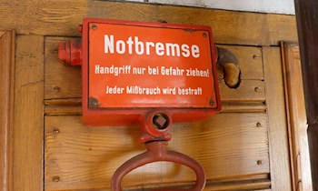 Notbremsung nach Begegnung mit unbekanntem Pkw in Halsbrücke