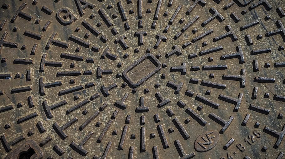 Gullydeckel auf Fahrbahn in Freital-Hainsberg entfernt