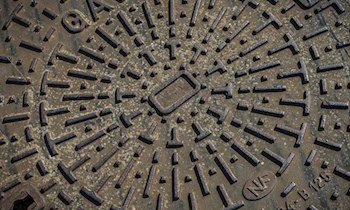 Gullydeckel auf Fahrbahn in Freital-Hainsberg entfernt