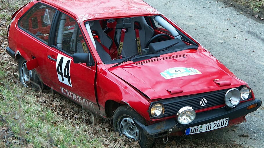 Mazda überschlägt sich in Glashütte
