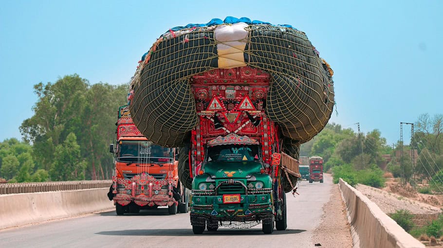 Lkw rollt auf Parkplatz und beschädigt Toilettenhäuschen