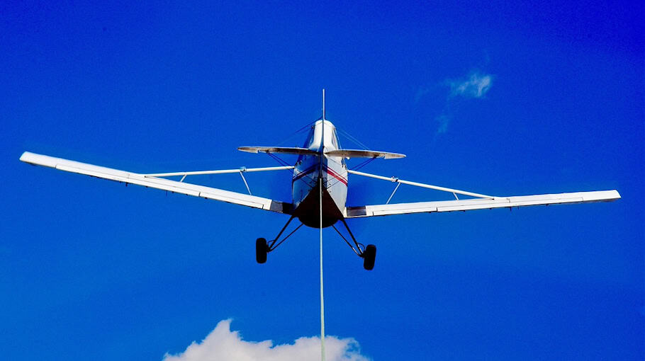 Fahrerflucht in Meerane: Roter Opel Meriva beschädigt