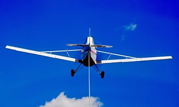 Fahrerflucht in Meerane: Roter Opel Meriva beschädigt