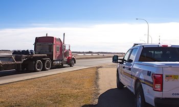 Sattelzug streift Skoda in Annaberg-Buchholz