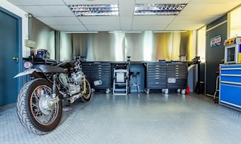 Garagenbrand durch Elektrodefekt in Lichtenstein-Heinrichsort