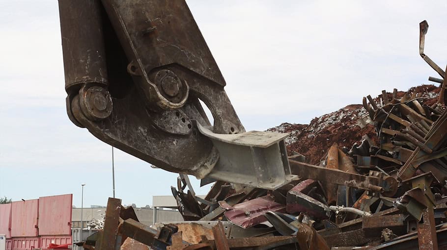Diebstahl eines Mercedes-Abschleppwagens in Dresden-Mickten