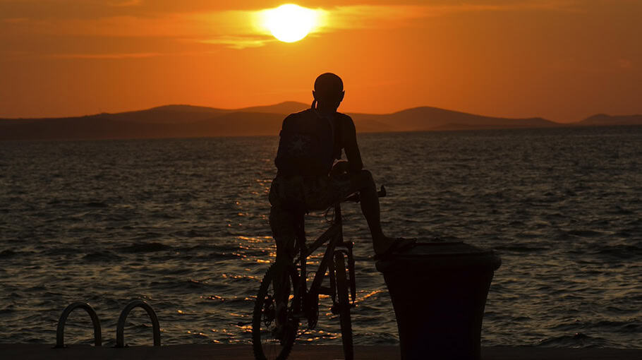 Fahrradfahrer beim Abbiegen touchiert – Leicht verletzt