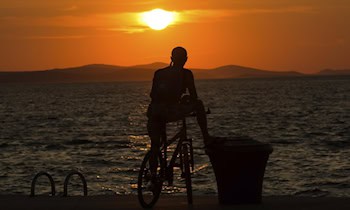 Fahrradfahrer beim Abbiegen touchiert – Leicht verletzt