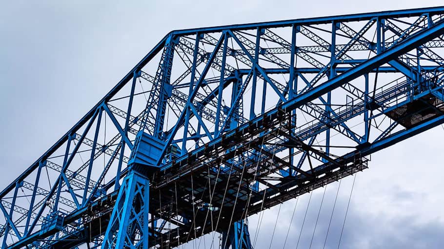 Transporter kollidiert mit Leitwänden in Großschirma