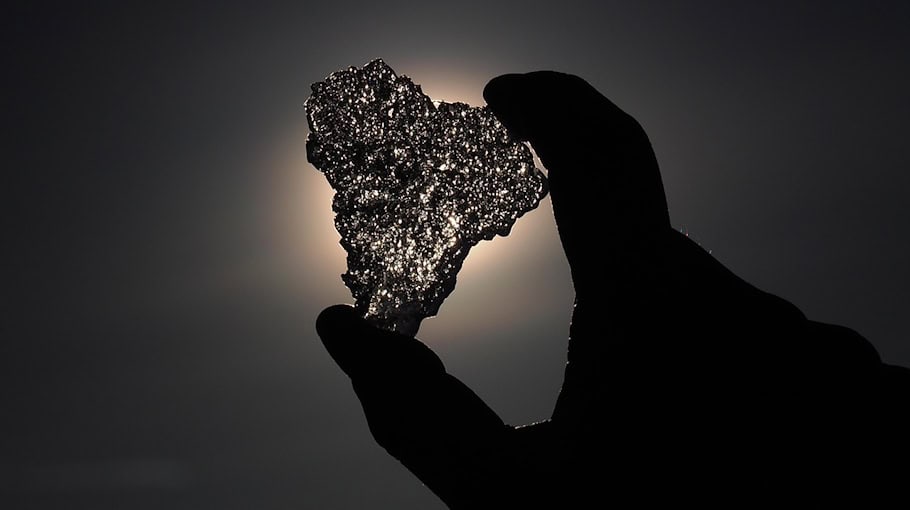 Eisbrocken beschädigen Skoda auf A13 bei Radeburg