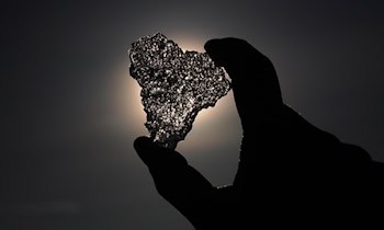 Eisbrocken beschädigen Skoda auf A13 bei Radeburg