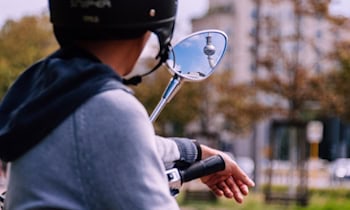 Mopedfahrer entzieht sich Polizeikontrolle und stürzt