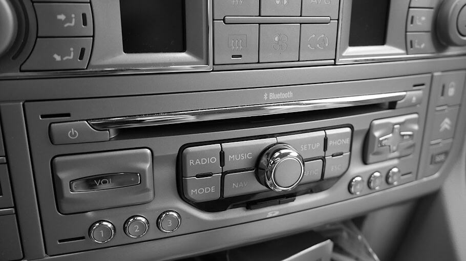 Autoradio aus VW-Transporter in Dresden-Leuben gestohlen