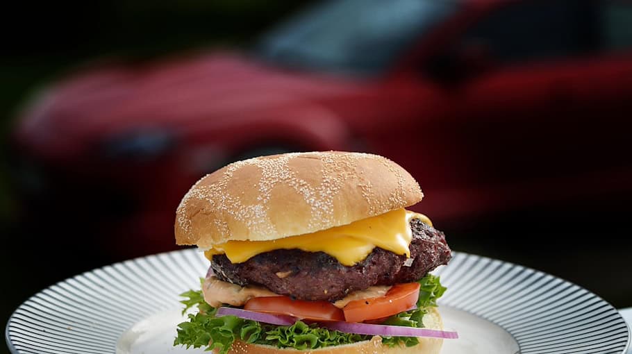 Mazda CX-30 brennt in Leipzig-Gohlis