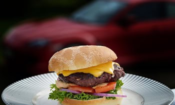 Mazda CX-30 brennt in Leipzig-Gohlis