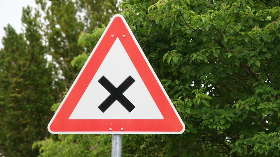 Unbekanntes Auto beschädigt Verkehrsschild in Dresden-Striesen