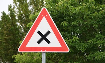 Unbekanntes Auto beschädigt Verkehrsschild in Dresden-Striesen