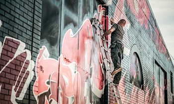 Graffiti und Fensterschaden an Apotheke in Plauen