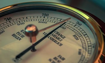 Autofahrer stößt Geschwindigkeitsmessgerät um in Freital-Deuben