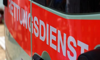 Rettungswagen durch geworfene Einsatztasche beschädigt