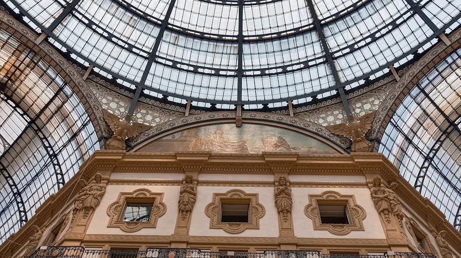 Kirchenfenster durch Schneeball beschädigt