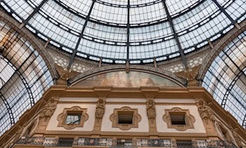 Kirchenfenster durch Schneeball beschädigt