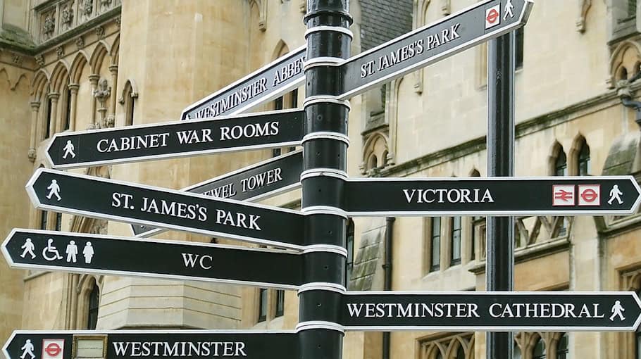 Richtungswegweiser in Niederfrohna besprüht