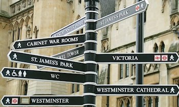 Richtungswegweiser in Niederfrohna besprüht