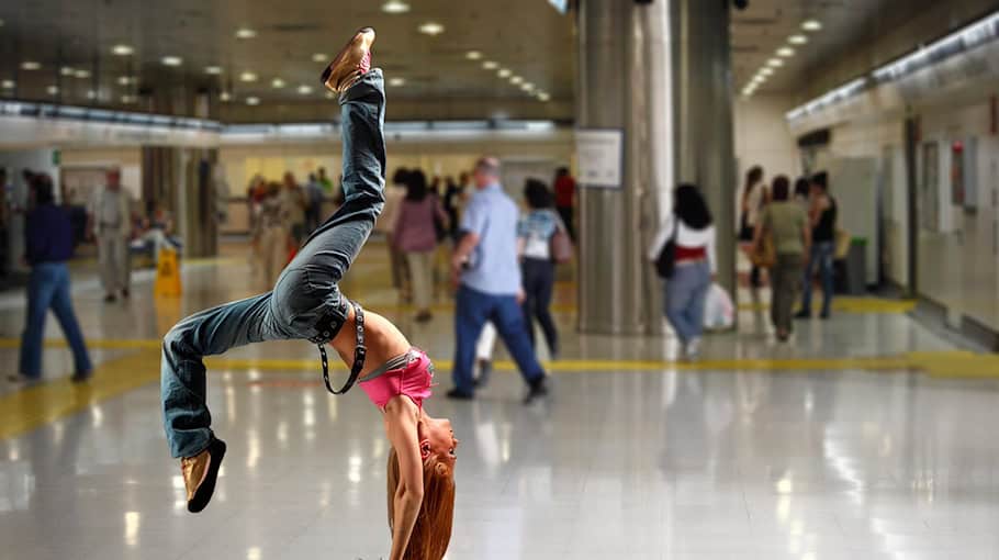 Dacia überschlägt sich in Straßengraben bei Dobra