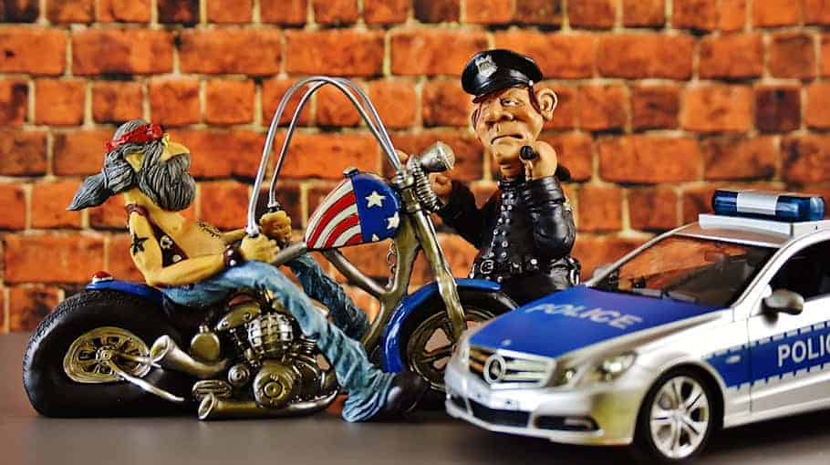 Polizeikontrolle in Weißwasser: Drogenfahrt, falsche Kennzeichen und Waffenfund