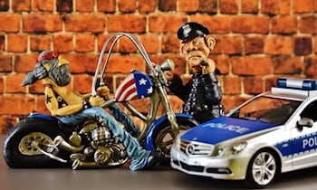 Polizeikontrolle in Weißwasser: Drogenfahrt, falsche Kennzeichen und Waffenfund