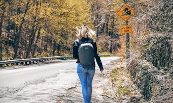 Mercedes prallt gegen Schutzplanke in Rudelswalde