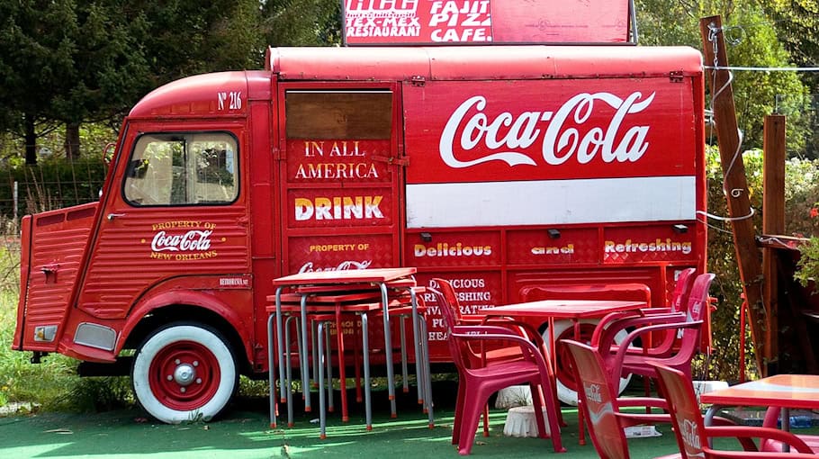 Zustellfahrzeug stößt gegen Baucontainer in Rottwerndorf