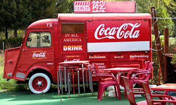 Zustellfahrzeug stößt gegen Baucontainer in Rottwerndorf