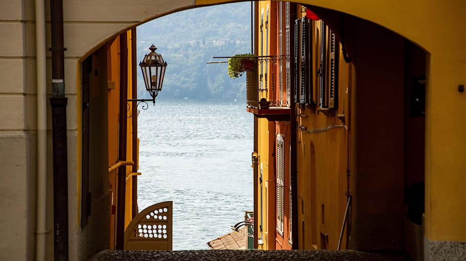 Mercedes streift Straßenlaterne in Pirna