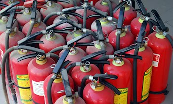 Feuerlöscher geworfen: Tatverdächtiger verletzt Beamten in Ottendorf-Okrilla