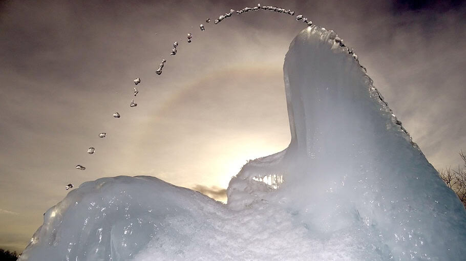 Eisscholle zerstört Frontscheibe eines VW auf A14 bei Leipzig