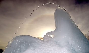 Eisscholle zerstört Frontscheibe eines VW auf A14 bei Leipzig