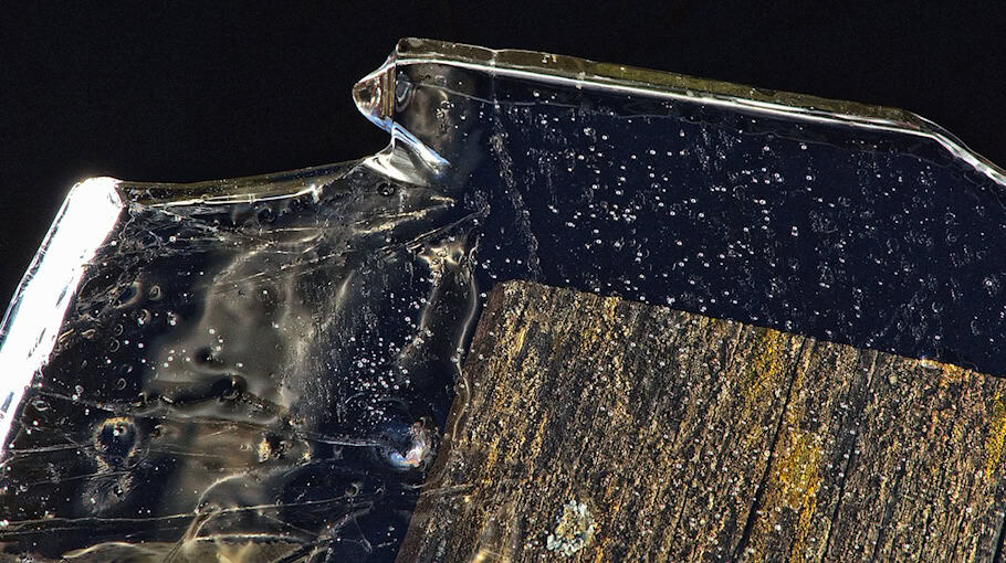 Eisplatte vom Sattelzug beschädigt Peugeot Partner auf A4