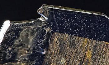 Eisplatte vom Sattelzug beschädigt Peugeot Partner auf A4