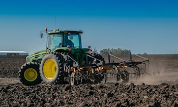 Traktor kollidiert mit Dacia in Radebeul