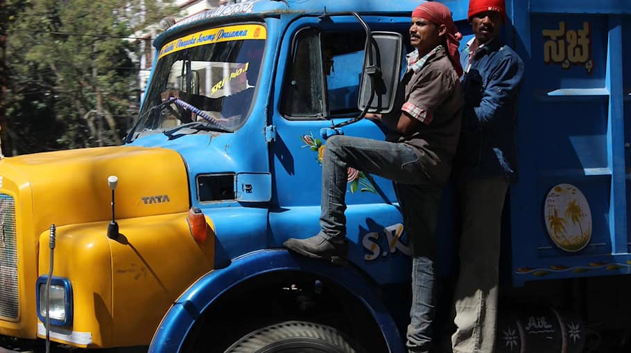 Müllwagen stößt gegen Opel Zafira in Weinböhla