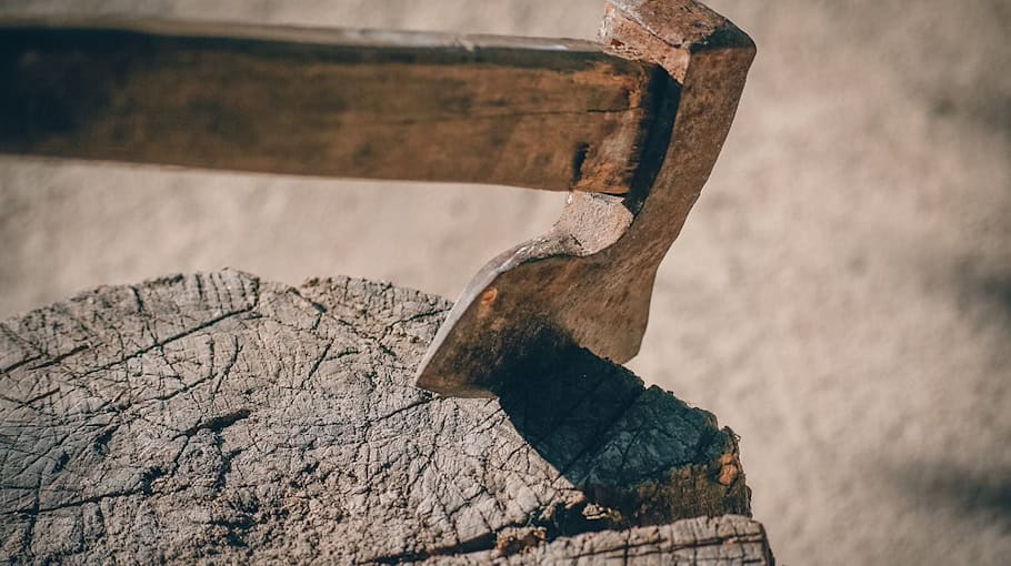 Mann beschädigt Pkw mit Beil in Reichenbach