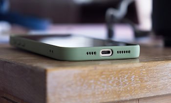 Lkw-Fahrer mit Handy am Steuer gestoppt